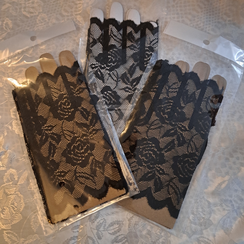 Elegant Black Lace Gloves